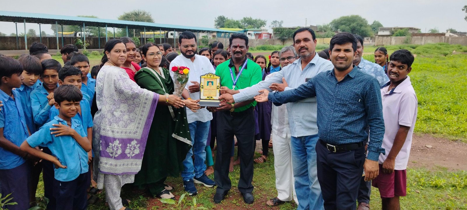 “वृक्षारोपण संग शिक्षकों का सम्मान: संतोष कोसरिया ने बाराडेरा स्कूल में रचा मिसाल”