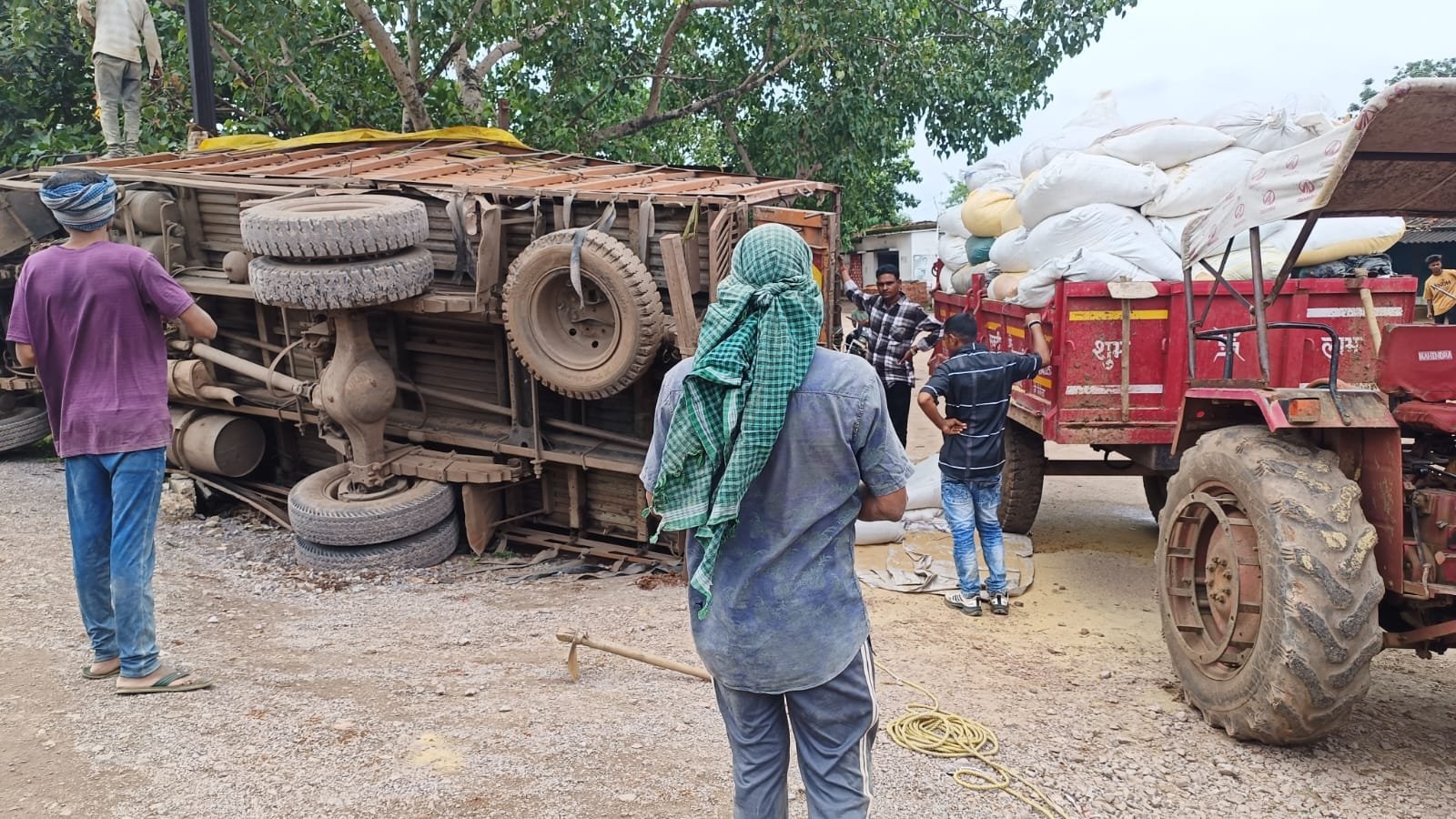 सकरी में खराब सड़क के चलते ड्राइवर की लापरवाही से छत्तीसगढ़ महतारी की मूर्ति क्षतिग्रस्त