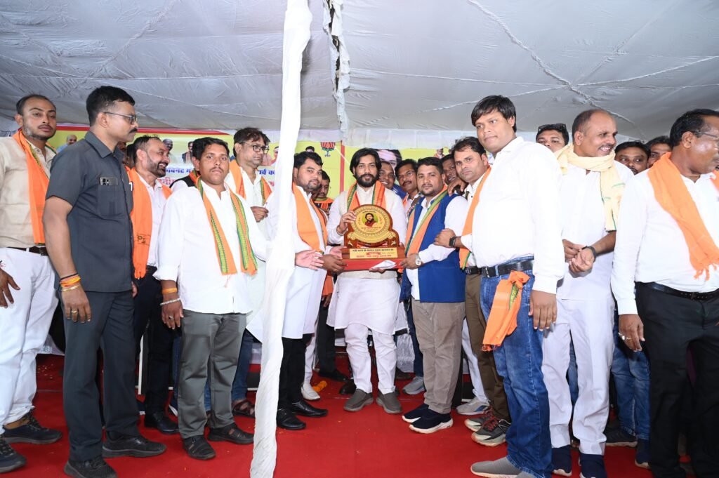 नया रायपुर में जेसीबी से फूल बरसाकर कैबिनेट मंत्री गुरु खुशवंत साहेब का भव्य स्वागत