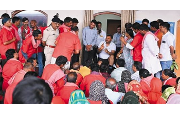 रेलवे स्टेशन पर बैटरी से चलने वाली कार का विरोध, कुलियों ने किया जोरदार प्रदर्शन