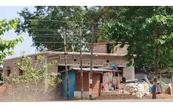 शहर के मुख्य मार्ग से लेकर गांव के तालाबों तक सरकारी जमीनों पर कब्जा किया गया, लेकिन प्रशासन नोटिस देने के बाद भी कार्रवाई करने में सुस्त रहा। अधिकारियों ने जिम्मेदारी एक-दूसरे पर डालते हुए विवाद टाल दिया