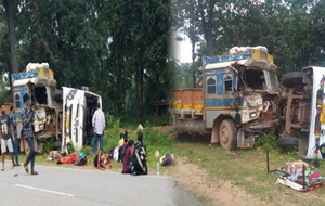 तेज रफ्तार ट्रक ने यात्री बस को टक्कर मारी, 12 से अधिक यात्री घायल