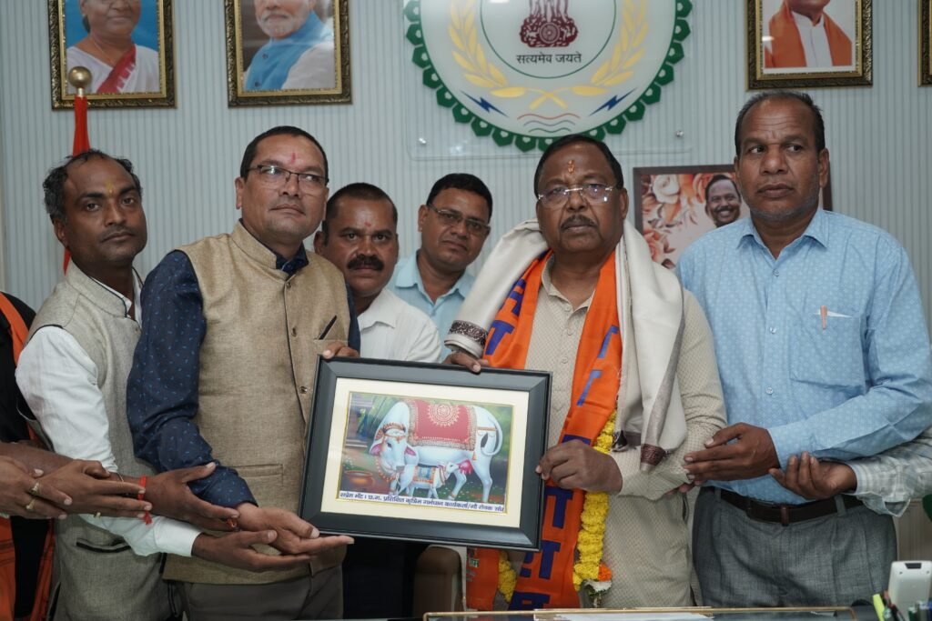 कृषि एवं पशुपालन मंत्री राम विचार नेताम से छग गौसेवक एवं मेत्री संघ की सौजन्य मुलाकात