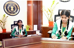 15 मिनट के लिए कलेक्टर बनी छात्रा दीक्षा; पॉलिथीन मुक्त जिला बनाने सहित तीन महत्वपूर्ण निर्देश जारी किए