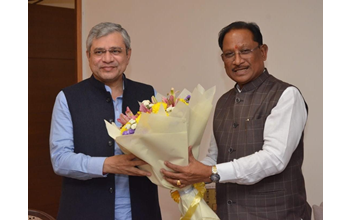 मुख्यमंत्री विष्णुदेव साय ने केंद्रीय रेल मंत्री अश्विनी वैष्णव से सौजन्यपूर्ण मुलाकात की