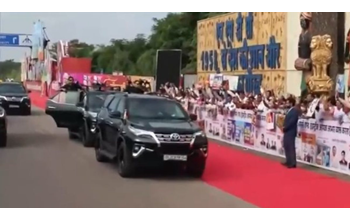 प्रधानमंत्री नरेंद्र मोदी ने नवा रायपुर में भव्य रोड शो किया, जहां राजधानीवासियों ने उनका गर्मजोशी से स्वागत किया