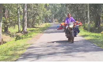 इलाज के पैसों की कमी से मजबूर पति, कैंसर पीड़ित पत्नी को बाइक पर लेकर दर-दर भटक रहा है