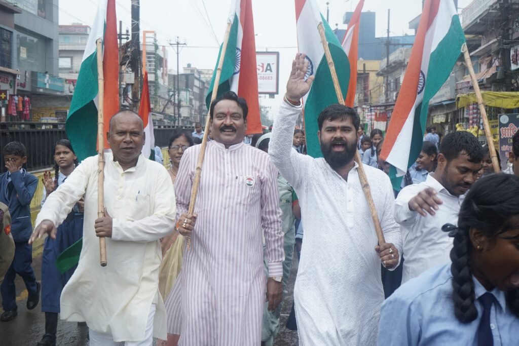 बीरगांव में गूंजा तिरंगे का जयघोष, 1000 से अधिक विद्यार्थियों ने बनाई विशाल अशोक चक्र मानव श्रृंखला